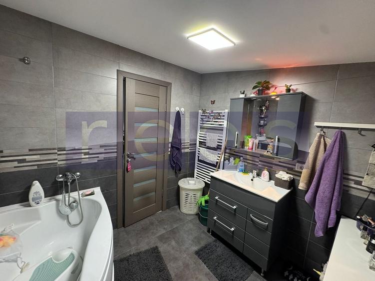 Casă individuală cu 5 camere cu Canalizare în Titan