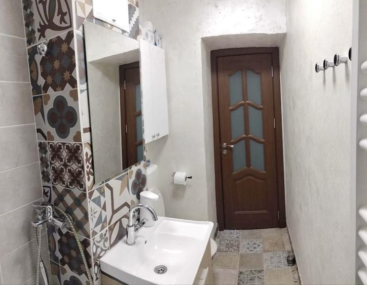 Apartament cu 3 camere semidecomandat în Craiovița Nouă