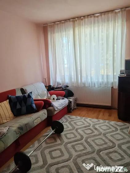 Apartament cu 3 camere semidecomandat în Săsar