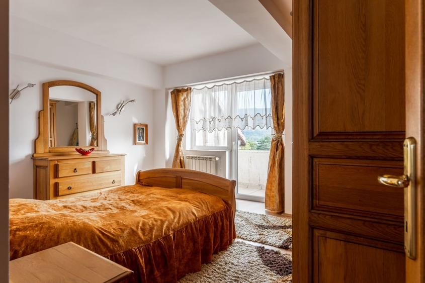 De investitit in apartament central -dormitor 35 mp,  vedere panoramica-Humor - 2