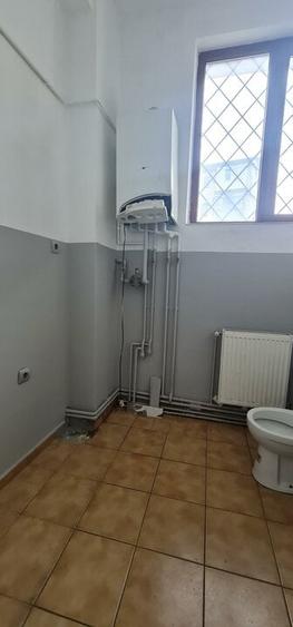 Inchiriez spatiu comercial situat in Strand, in zona de blocuri, suprafata 188m - 7