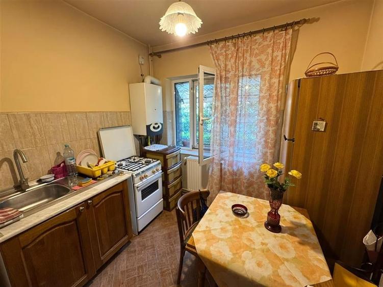 Apartament 3 camere, etaj 1, zona Garii , decomandat, parcare - 1