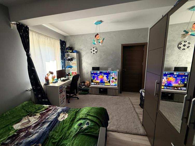 Casă tip insiruită cu 3 camere, colt. Comision 0 - 15