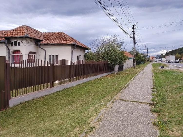 Casă cu 4 camere cu Teren 2250 Mp în Central