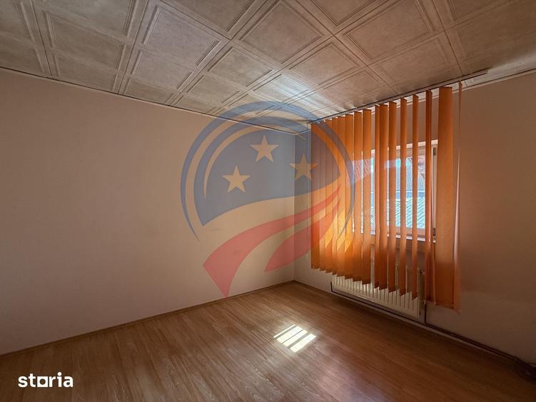 Casă cu 8 camere cu Teren 453 Mp în Central