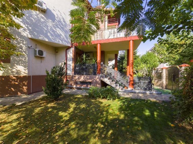 Vand Vila "Vip 1" - Ds.+P.+1Et.+M. - 14 cam. mari si două terenuri - 3