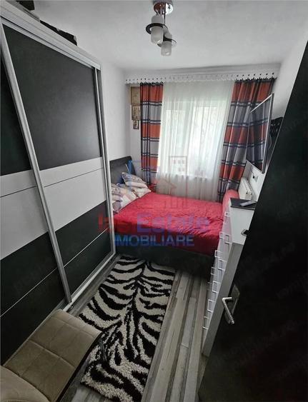 Apartament cu 3 camere semidecomandat în Filiași