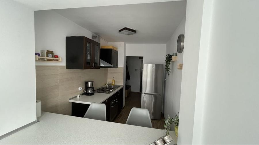 Apartament cu 3 camere decomandat în Far
