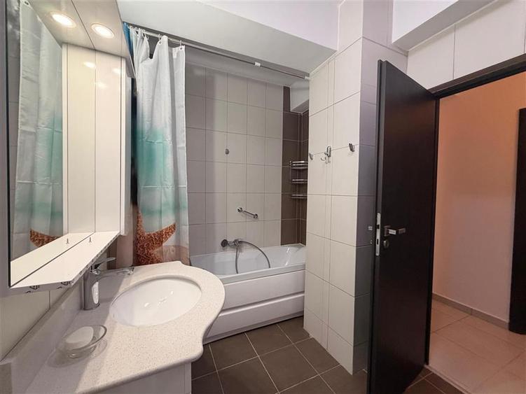 Apartament cu 3 camere semidecomandat, mobilat în Moșilor