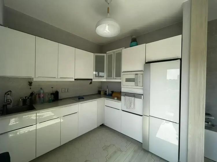 Apartament cu 4 camere decomandat în Parcul Carol