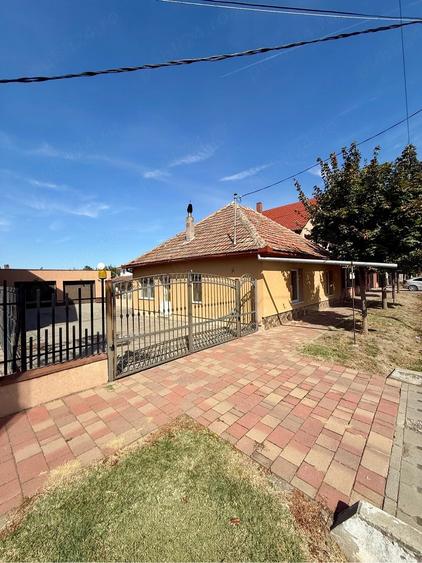 Casă cu 5 camere cu Canalizare în Central