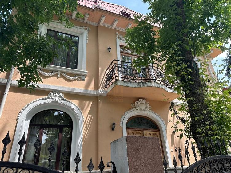 Casă individuală cu 9 camere cu Canalizare în Cotroceni