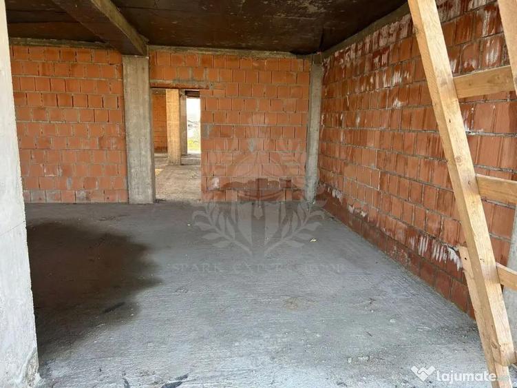 Casa la rosu. Strejnicu. 6 camere - 6