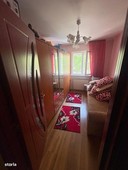 Apartament cu 3 camere semidecomandat în Craiovița Nouă
