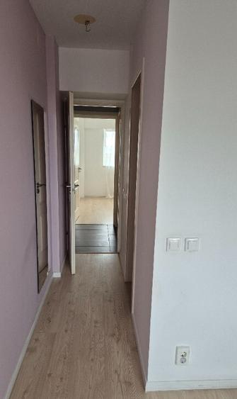 Proprietar , inchiriez apartament , renovat , 4 camere ,zona buna. - 9