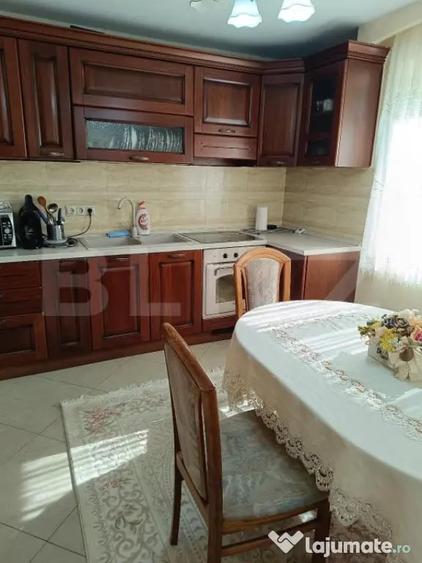 Casă cu 7 camere cu Teren 300 Mp în Central