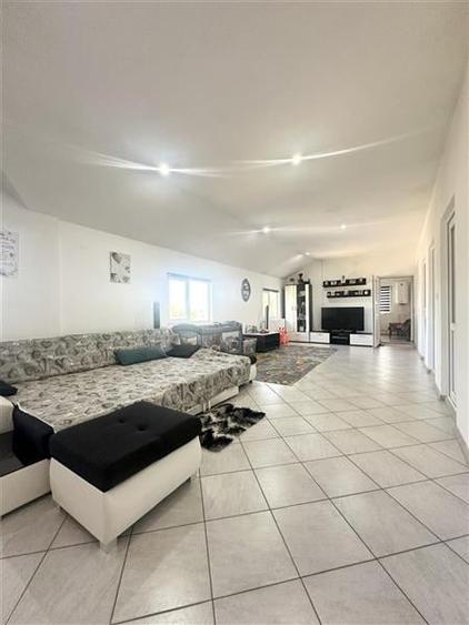 Casa cu Potential Multiplu, Pretabila Pentru Doua Familii sau Business, Chiar la - 2