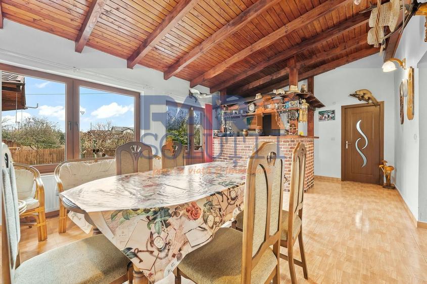 Vilă cu 6 dormitoare, 2 garaje, anexe multiple - 2076 mp teren - 9