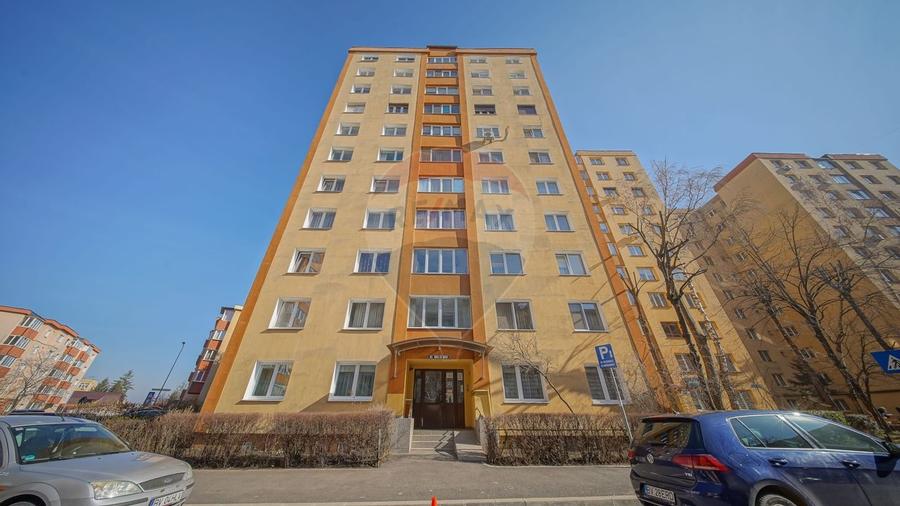 Apartament cu 3 camere de vanzare pe Mircea cel Batran - 1