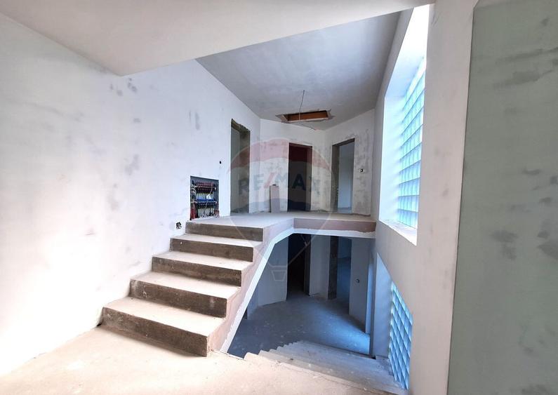 Casa / Vila la gri aproape gata sa devina acasa ! - 10