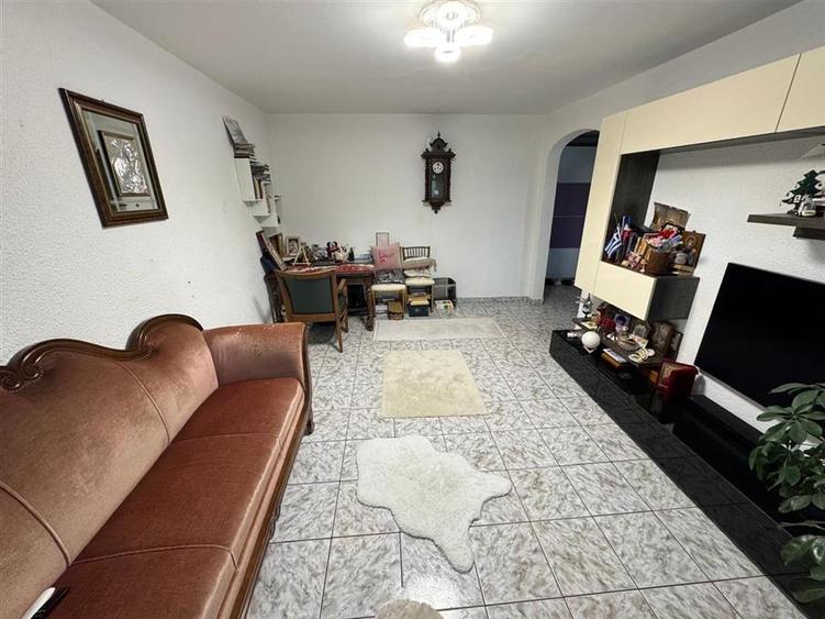 3 camere, etaj 3 cu acoperis, 2 balcoane , 2 bai, zona centrala - 4