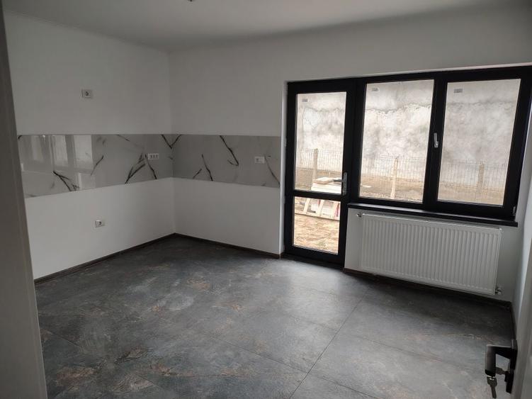 Casă cu 4 camere cu Teren 550 Mp în Braniștea