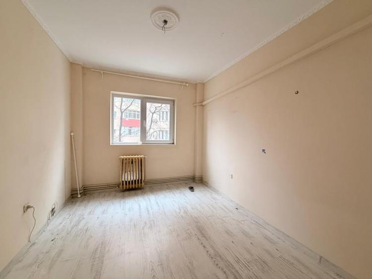 APARTAMENT 4 CAMERE DE VANZARE - 200 M METROU APARATORII PATRIEI - 7