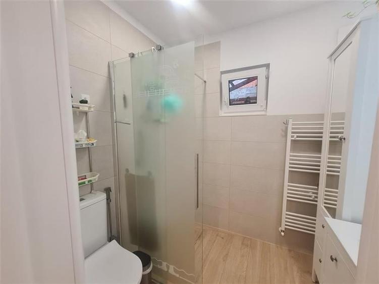 Casa, pe locatie centrala, imbinare apreciabila intre traditional si contemporan - 9