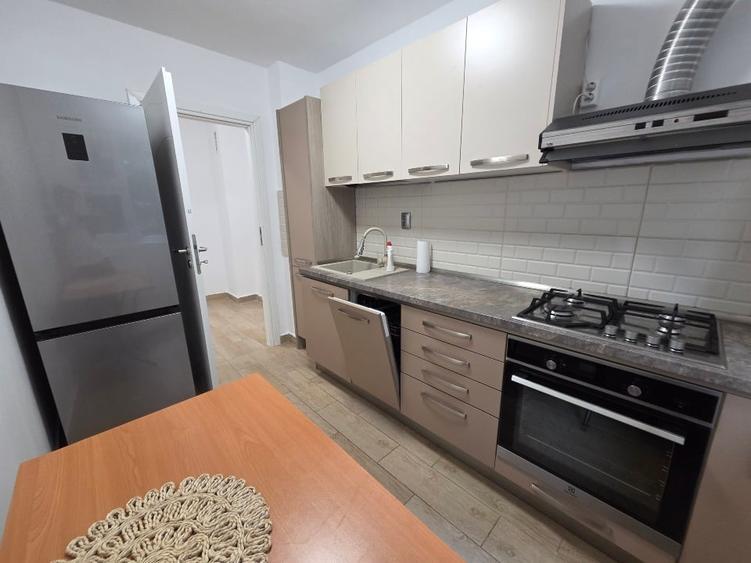 Apartament cu 3 camere semidecomandat, mobilat în Obor