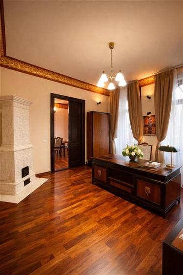 Nivel in vila, sectiunea special, loc parcare, Central, Brasov - 1