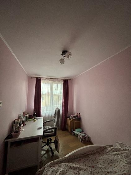 Apartament cu 3 camere semidecomandat în Tractorul