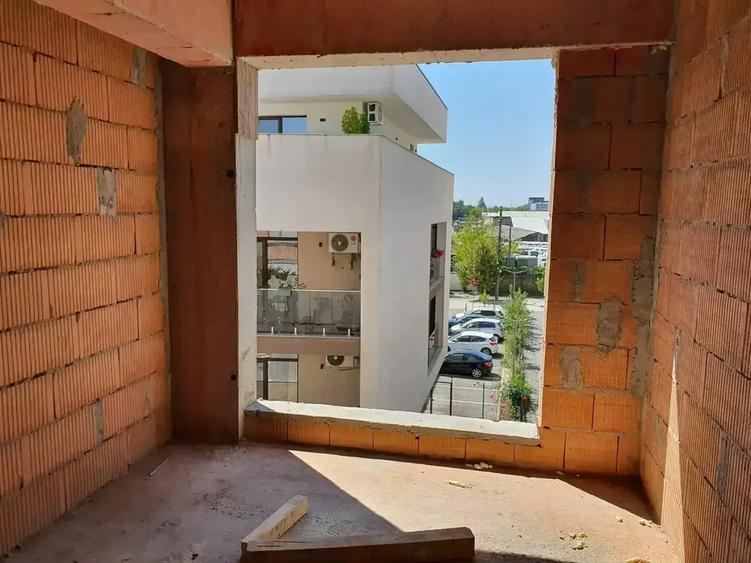 Apartament cu 4 camere decomandat în Titan