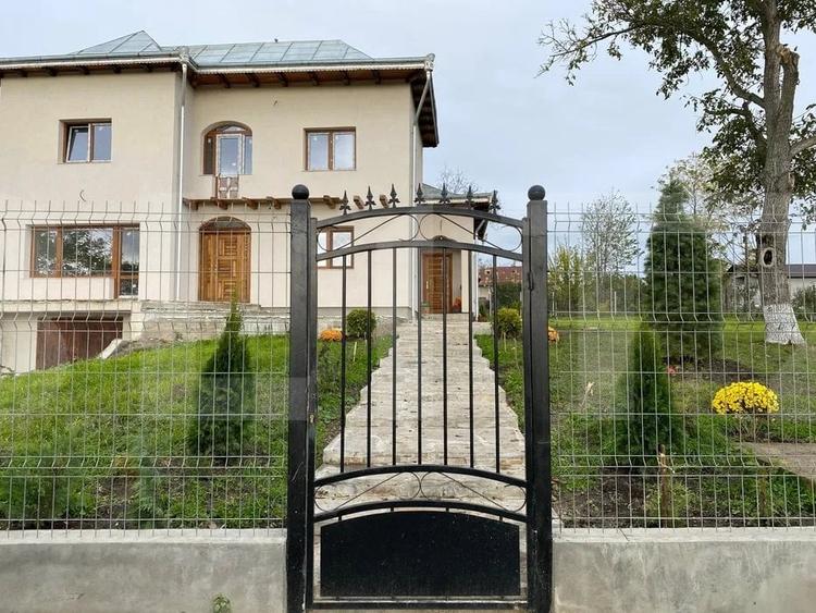 Casă individuală cu 5 camere cu Garaj în Dorohoi
