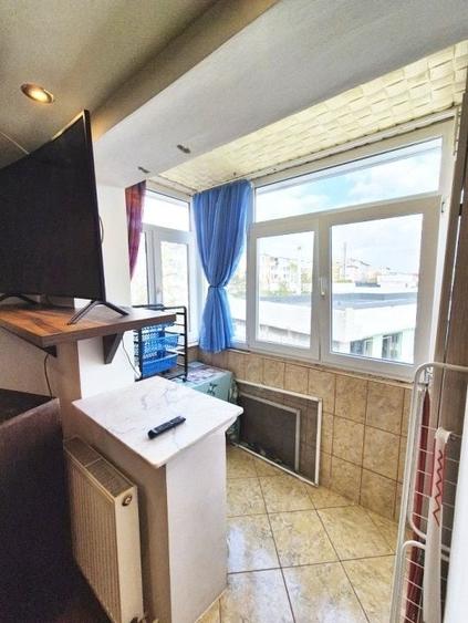 Apartament cu 3 camere semidecomandat în Radu Negru