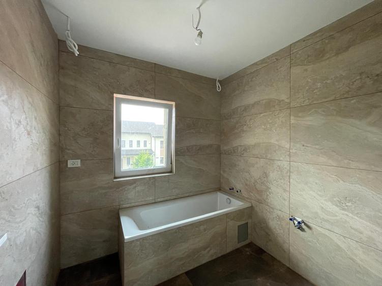 Duplex cu 5 camere cu Canalizare în Ghiroda