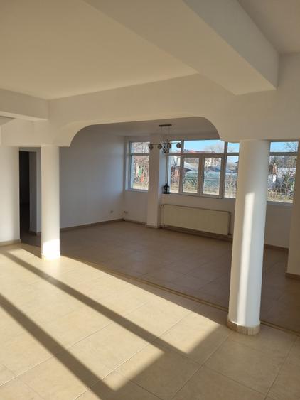 Casă individuală cu 5 camere cu Canalizare în Central