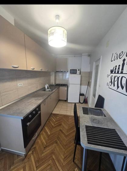 Apartament cu 3 camere decomandat în Medicină