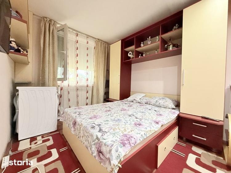 Apartament cu 3 camere semidecomandat în Far