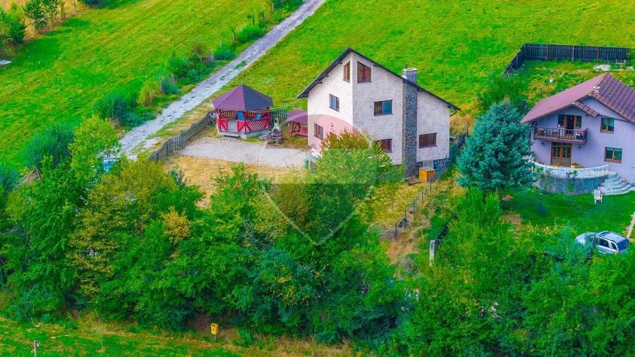 Casă individuală cu 5 camere cu Teren 696 Mp în Vulcan