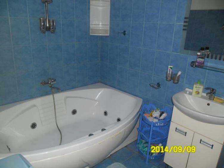 Apartament cu 3 camere semidecomandat în Aradul Nou