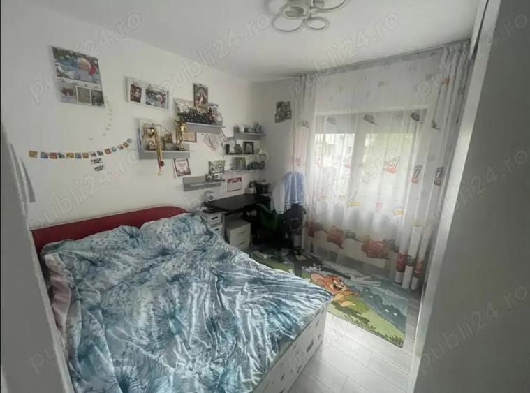 Apartament cu 3 camere semidecomandat în Tineretului