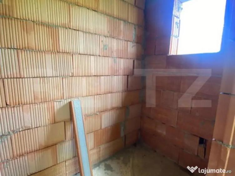 Casa la rosu, cu 3 camere, 74 mp, teren 800 mp, zona Centur - 3