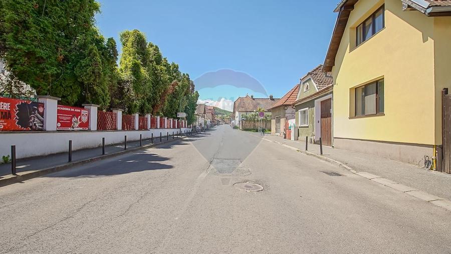 Casă cu 2 apartamente în Brasov, investiție sigură sau căminul ideal - 1
