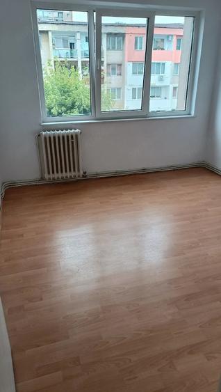 Apartament cu 3 camere semidecomandat în Micro 4