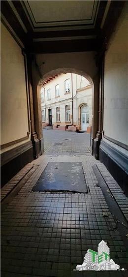 Birou central de inchiriat , cladire interbelica renovata,  12 EUR  /mp, zona - 5