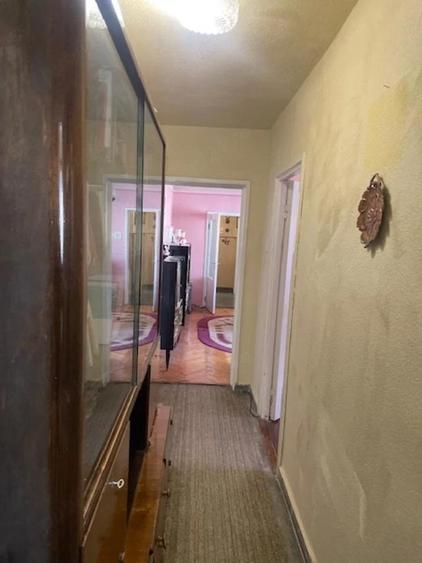 Vand apartament , 3 camere . semidecomandat , etaj 2 , Micro 3 - 4