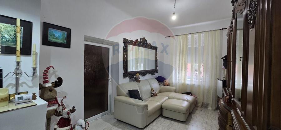 Casă / Vilă de vanzare cu 3 camere central Chisineu Cris - 2