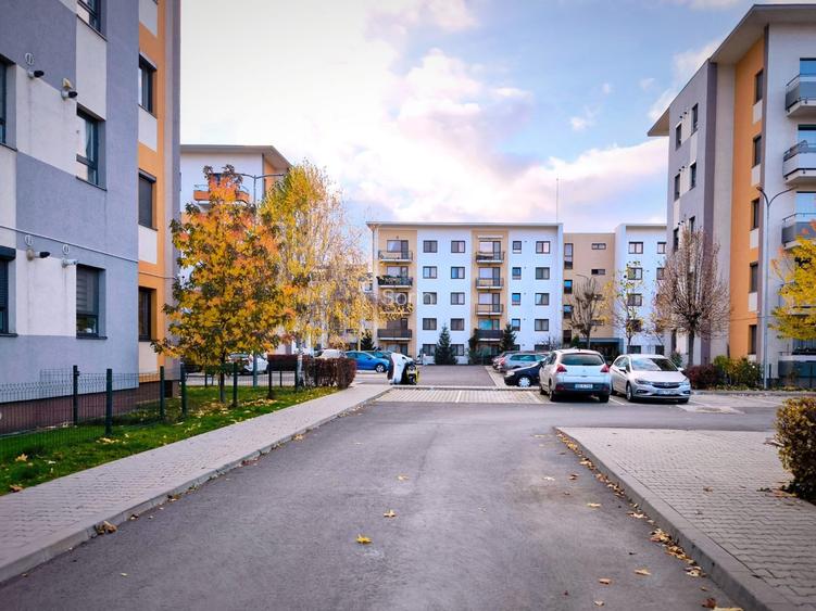 Zona Tractorul, apartament decomandat 2 camere si parcare, disponibil imediat.