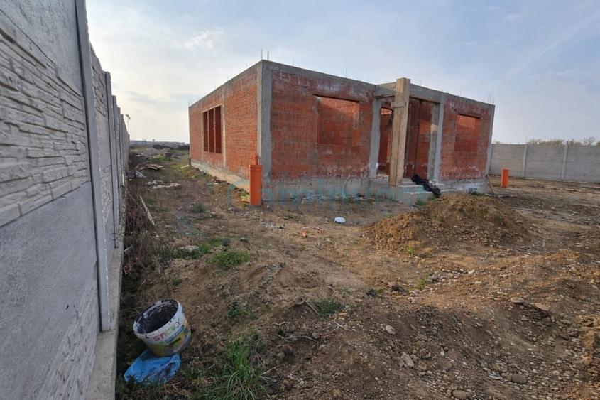 Casa la rosu de vanzare in Santandrei - 2