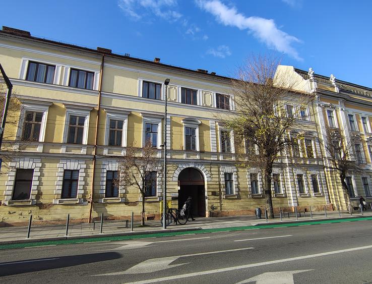 DE VÂNZARE — Spațiu/apartament  la demisol, în centrul orașului - 1